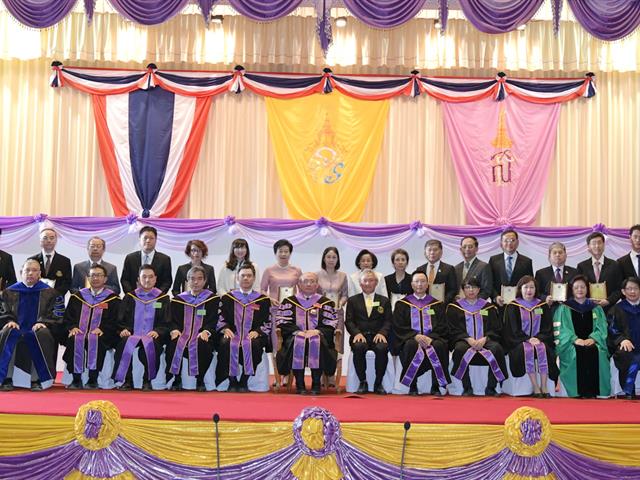 อธิการบดีมหาวิทยาลัยพะเยา เข้ารับมอบโล่ประกาศเกียรติคุณนักศึกษาเก่าดีเด่นมหาวิทยาลัยเชียงใหม่