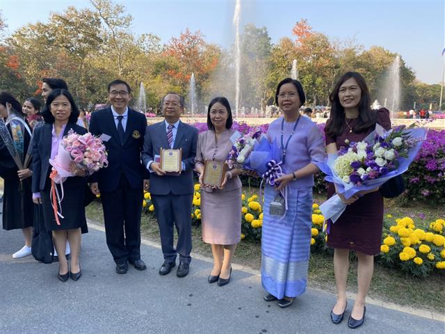 อธิการบดีมหาวิทยาลัยพะเยา เข้ารับมอบโล่ประกาศเกียรติคุณนักศึกษาเก่าดีเด่นมหาวิทยาลัยเชียงใหม่