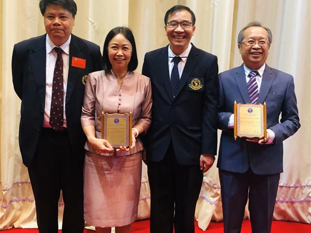 อธิการบดีมหาวิทยาลัยพะเยา เข้ารับมอบโล่ประกาศเกียรติคุณนักศึกษาเก่าดีเด่นมหาวิทยาลัยเชียงใหม่