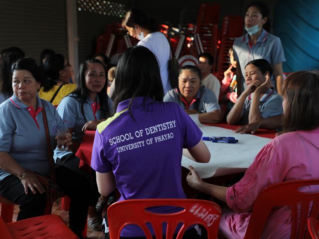 คณะทันตแพทยศาสตร์ มหาวิทยาลัยพะเยา ลงพื้นที่ถอดบทเรียนในโครงการเสริมสร้างพลังครอบครัวและชุมชน เพื่อสร้างเสริมสุขภาพช่องปากและคุณภาพชีวิตของชุมชน หมู่ที่ 6 บ้านแม่กาไร่ ตำบลแม่กา อำเภอเมือง จังหวัดพะเยา