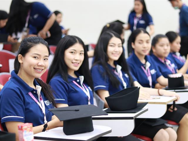 บัณฑิตเข้ารับพระราชทานปริญญาบัตร 