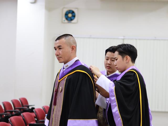 บัณฑิตเข้ารับพระราชทานปริญญาบัตร 