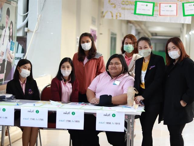บัณฑิตเข้ารับพระราชทานปริญญาบัตร 