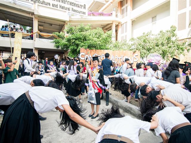 ในวันที่ 21-24 กุมภาพันธ์ 2563 คณะเกษตรศาสตร์และทรัพยากรธรรมชาติ มหาวิทยาลัยพะเยา  จัดการฝึกซ้อมและเตรียมความพร้อมเข้ารับพระราชทานปริญญาบัตรประจำปีการศึกษา 2561 ให้กับบัณฑิต และมหาบัณฑิต ณ อาคารเรียนรวม ห้อง CE10206 มหาวิทยาลัยพะเยา ได้รับเกียรติจากคณบดี ผศ.ดร.บุญฤทธิ์ สินค้างาม กล่าวต้อนรับและแสดงความยินดีแด่ผู้ที่เข้ารับพระราชทานปริญญาบัตรในครั้งนี้ พร้อมฝ่ายฝึกซ้อม นำโดยผู้ช่วยคณบดีฝ่ายสื่อสารองค์กรและกิจการนิสิต ผศ.ดร.วัชระ แลน้อย คณาจารย์ และเจ้าหน้าที่