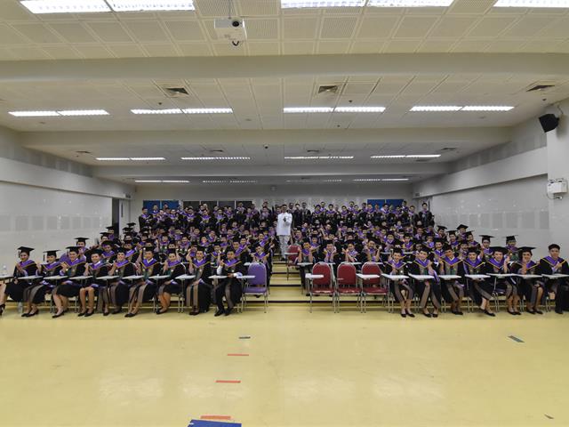ในวันที่ 21-24 กุมภาพันธ์ 2563 คณะเกษตรศาสตร์และทรัพยากรธรรมชาติ มหาวิทยาลัยพะเยา  จัดการฝึกซ้อมและเตรียมความพร้อมเข้ารับพระราชทานปริญญาบัตรประจำปีการศึกษา 2561 ให้กับบัณฑิต และมหาบัณฑิต ณ อาคารเรียนรวม ห้อง CE10206 มหาวิทยาลัยพะเยา ได้รับเกียรติจากคณบดี ผศ.ดร.บุญฤทธิ์ สินค้างาม กล่าวต้อนรับและแสดงความยินดีแด่ผู้ที่เข้ารับพระราชทานปริญญาบัตรในครั้งนี้ พร้อมฝ่ายฝึกซ้อม นำโดยผู้ช่วยคณบดีฝ่ายสื่อสารองค์กรและกิจการนิสิต ผศ.ดร.วัชระ แลน้อย คณาจารย์ และเจ้าหน้าที่
