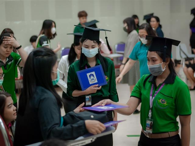 ในวันที่ 21-24 กุมภาพันธ์ 2563 คณะเกษตรศาสตร์และทรัพยากรธรรมชาติ มหาวิทยาลัยพะเยา  จัดการฝึกซ้อมและเตรียมความพร้อมเข้ารับพระราชทานปริญญาบัตรประจำปีการศึกษา 2561 ให้กับบัณฑิต และมหาบัณฑิต ณ อาคารเรียนรวม ห้อง CE10206 มหาวิทยาลัยพะเยา ได้รับเกียรติจากคณบดี ผศ.ดร.บุญฤทธิ์ สินค้างาม กล่าวต้อนรับและแสดงความยินดีแด่ผู้ที่เข้ารับพระราชทานปริญญาบัตรในครั้งนี้ พร้อมฝ่ายฝึกซ้อม นำโดยผู้ช่วยคณบดีฝ่ายสื่อสารองค์กรและกิจการนิสิต ผศ.ดร.วัชระ แลน้อย คณาจารย์ และเจ้าหน้าที่