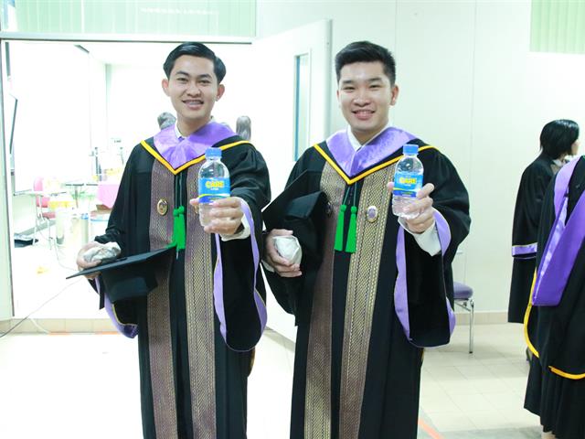 ในวันที่ 21-24 กุมภาพันธ์ 2563 คณะเกษตรศาสตร์และทรัพยากรธรรมชาติ มหาวิทยาลัยพะเยา  จัดการฝึกซ้อมและเตรียมความพร้อมเข้ารับพระราชทานปริญญาบัตรประจำปีการศึกษา 2561 ให้กับบัณฑิต และมหาบัณฑิต ณ อาคารเรียนรวม ห้อง CE10206 มหาวิทยาลัยพะเยา ได้รับเกียรติจากคณบดี ผศ.ดร.บุญฤทธิ์ สินค้างาม กล่าวต้อนรับและแสดงความยินดีแด่ผู้ที่เข้ารับพระราชทานปริญญาบัตรในครั้งนี้ พร้อมฝ่ายฝึกซ้อม นำโดยผู้ช่วยคณบดีฝ่ายสื่อสารองค์กรและกิจการนิสิต ผศ.ดร.วัชระ แลน้อย คณาจารย์ และเจ้าหน้าที่