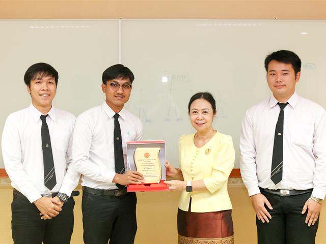 อธิการบดีมหาวิทยาลัยพะเยา แสดงความยินดีกับนิสิตคณะนิติศาสตร์ ที่ได้รับโล่เกียรติยศ รางวัลรองชนะเลิศอันดับ 2 การแข่งขันตอบปัญหากฎหมายระดับอุดมศึกษา เนื่องในวันรพีวิชาการ ปี 2562