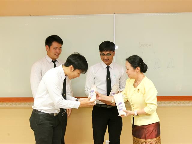 อธิการบดีมหาวิทยาลัยพะเยา แสดงความยินดีกับนิสิตคณะนิติศาสตร์ ที่ได้รับโล่เกียรติยศ รางวัลรองชนะเลิศอันดับ 2 การแข่งขันตอบปัญหากฎหมายระดับอุดมศึกษา เนื่องในวันรพีวิชาการ ปี 2562