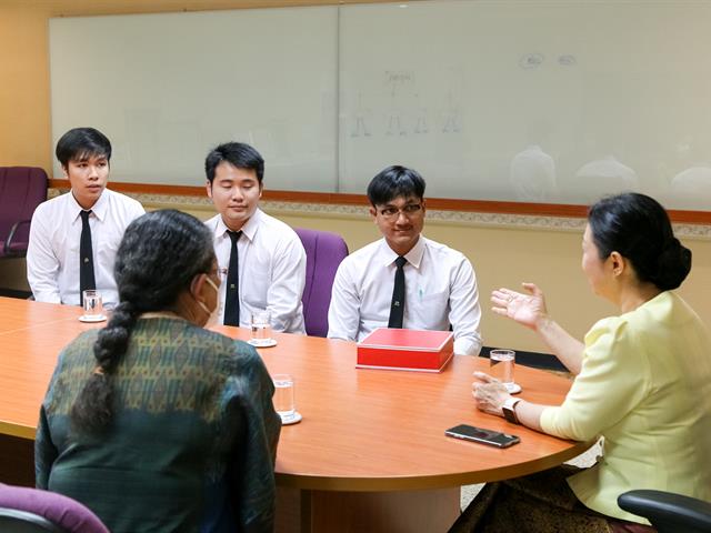 อธิการบดีมหาวิทยาลัยพะเยา แสดงความยินดีกับนิสิตคณะนิติศาสตร์ ที่ได้รับโล่เกียรติยศ รางวัลรองชนะเลิศอันดับ 2 การแข่งขันตอบปัญหากฎหมายระดับอุดมศึกษา เนื่องในวันรพีวิชาการ ปี 2562