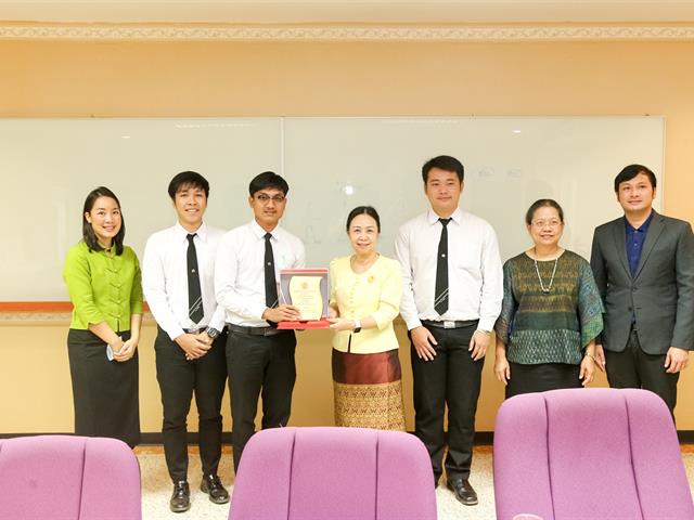 อธิการบดีมหาวิทยาลัยพะเยา แสดงความยินดีกับนิสิตคณะนิติศาสตร์ ที่ได้รับโล่เกียรติยศ รางวัลรองชนะเลิศอันดับ 2 การแข่งขันตอบปัญหากฎหมายระดับอุดมศึกษา เนื่องในวันรพีวิชาการ ปี 2562