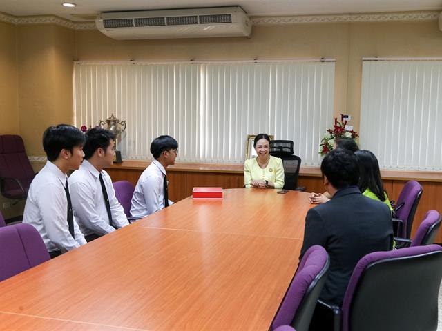 อธิการบดีมหาวิทยาลัยพะเยา แสดงความยินดีกับนิสิตคณะนิติศาสตร์ ที่ได้รับโล่เกียรติยศ รางวัลรองชนะเลิศอันดับ 2 การแข่งขันตอบปัญหากฎหมายระดับอุดมศึกษา เนื่องในวันรพีวิชาการ ปี 2562