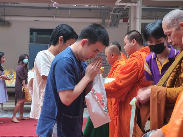 กิจกรรมทำบุญตักบาตร เดือนกุมภาพันธ์ คณะวิทยาศาสตร์การแพทย์ 