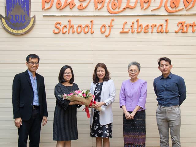 รองศาสตราจารย์ ดร.ผณินทรา ธีรานนท์ รองคณบดีฝ่ายวิจัย คณะศิลปศาสตร์  ได้รับโล่พระราชทานนักวิจัยดีเด่น ด้านมนุษยศาสตร์และสังคมศาสตร์