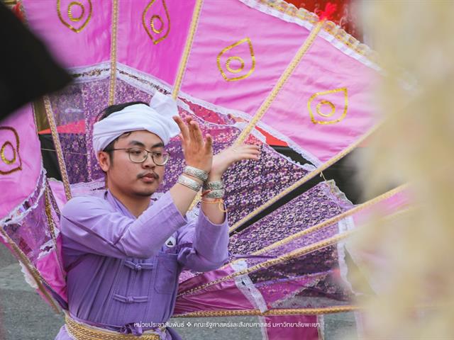 ประเพณีแห่ผ้าห่มพระธาตุจอมทอง