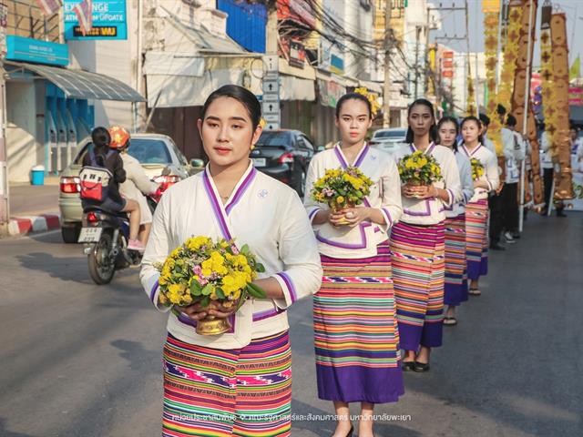 ประเพณีแห่ผ้าห่มพระธาตุจอมทอง