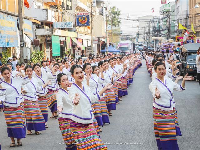 ประเพณีแห่ผ้าห่มพระธาตุจอมทอง