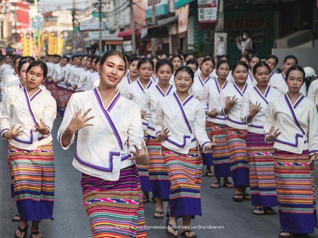 ประเพณีแห่ผ้าห่มพระธาตุจอมทอง