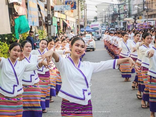 ประเพณีแห่ผ้าห่มพระธาตุจอมทอง