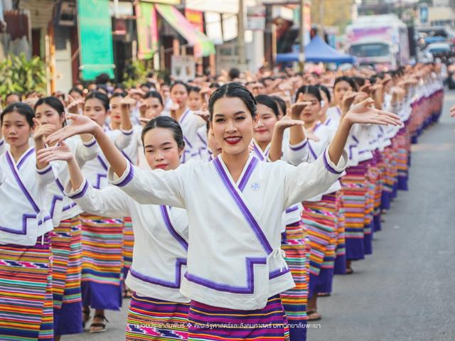 ประเพณีแห่ผ้าห่มพระธาตุจอมทอง