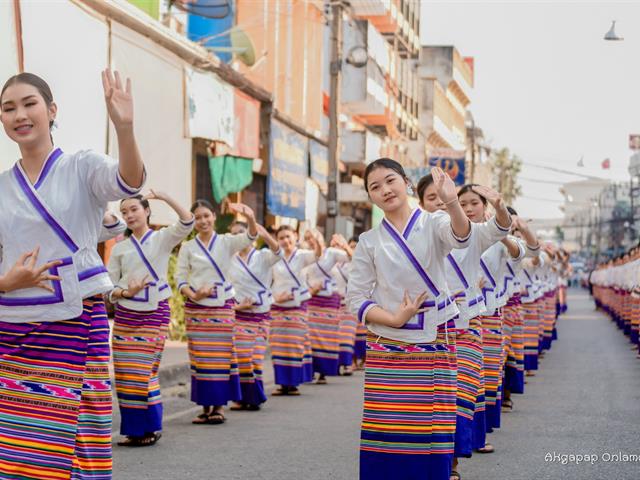 คณะศิลปศาสตร์ มหาวิทยาลัยพะเยา เข้าร่วมโครงการ “ประเพณีแห่ผ้าห่มพระธาตุจอมทอง” ครั้งที่ ๕