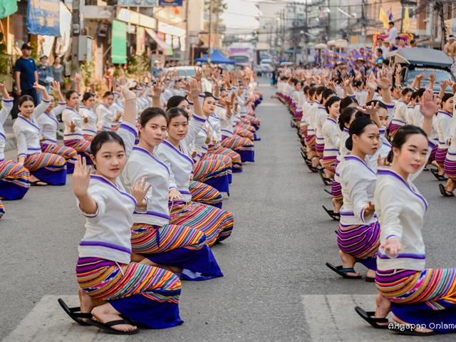 คณะศิลปศาสตร์ มหาวิทยาลัยพะเยา เข้าร่วมโครงการ “ประเพณีแห่ผ้าห่มพระธาตุจอมทอง” ครั้งที่ ๕