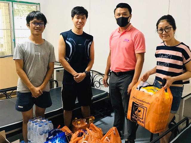 สมาคมแม่บ้านโรงเรียนสาธิตมหาวิทยาลัยพะเยา ร่วมกับแม่ค้าตลาดสด จังหวัดพะเยา ร่วมสมทบทุนบริจากเครื่องอุปโภคและบริโภค ให้นิสิตกัมพูชา และนิสิตอมก๋อยสู้ภัยโควิด-19