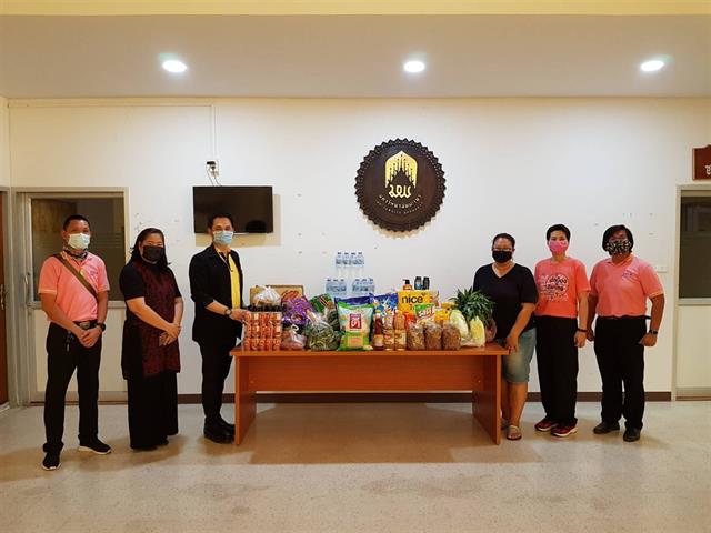 สมาคมแม่บ้านโรงเรียนสาธิตมหาวิทยาลัยพะเยา ร่วมกับแม่ค้าตลาดสด จังหวัดพะเยา ร่วมสมทบทุนบริจากเครื่องอุปโภคและบริโภค ให้นิสิตกัมพูชา และนิสิตอมก๋อยสู้ภัยโควิด-19