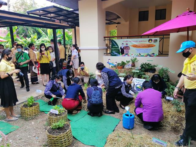 คณะเกษตรศาสตร์และทรัพยากรธรรมชาติ มหาวิทยาลัยพะเยา ร่วมสนับสนุนมอบเมล็ดพันธุ์พืชผักสวนครัว ในโครงการ "ปลูกผักสวนครัวเพื่อสร้างความมั่นคงทางอาหารในภาวะวิกฤต การแพร่ระบาดของเชื้อไวรัสโคโรนา 2019" 