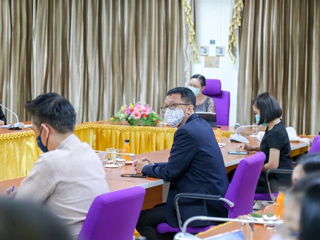 คณะผู้บริหารเข้าตรวจเยี่ยมศูนย์บรรณสารและการเรียนรู้