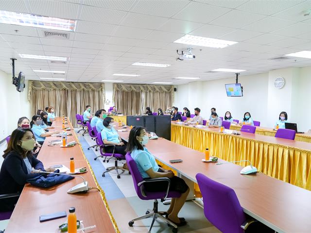คณะผู้บริหารเข้าตรวจเยี่ยมศูนย์บรรณสารและการเรียนรู้
