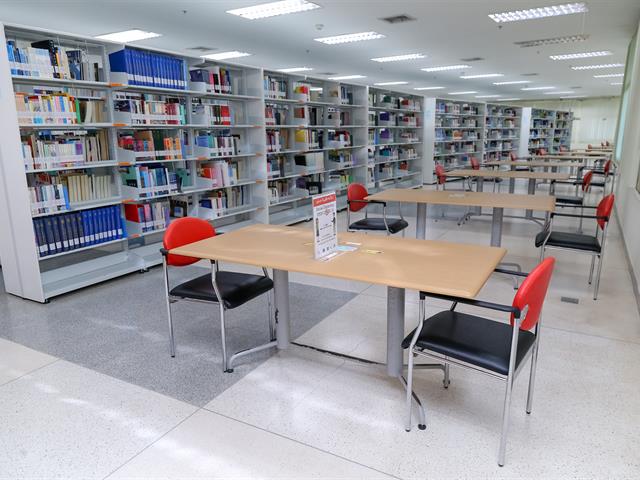 คณะผู้บริหารเข้าตรวจเยี่ยมศูนย์บรรณสารและการเรียนรู้