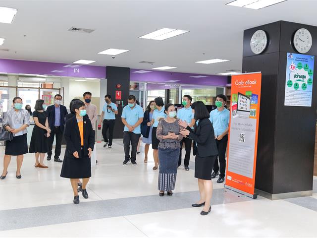 คณะผู้บริหารเข้าตรวจเยี่ยมศูนย์บรรณสารและการเรียนรู้