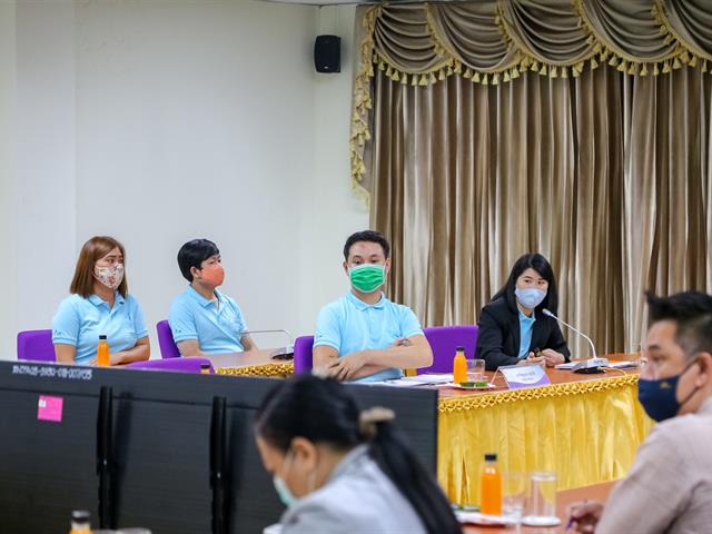 คณะผู้บริหารเข้าตรวจเยี่ยมศูนย์บรรณสารและการเรียนรู้
