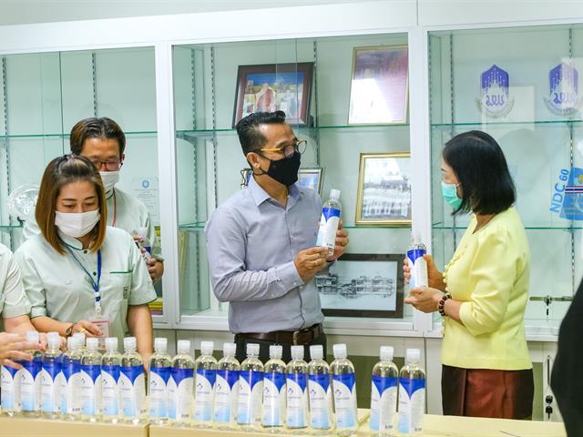 บริษัท ซีพีออลล์ จำกัด (มหาชน) สนับสนุนแอลกอฮอล์เจล 200 ลิตร ให้มหาวิทยาลัยพะเยา ต้านโควิด-19 เตรียมรับเปิดเทอม