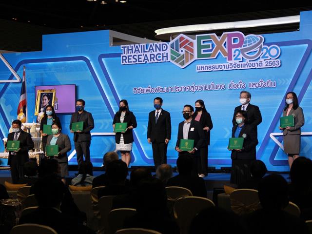 ศาสตราจารย์สิริฤกษ์ ทรงศิวิไล มอบรางวัล ให้กับ ผู้อำนวยการกองบริหารงานวิจัย มหาวิทยาลัยพะเยา