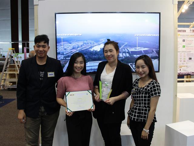 ศาสตราจารย์สิริฤกษ์ ทรงศิวิไล มอบรางวัล ให้กับ ผู้อำนวยการกองบริหารงานวิจัย มหาวิทยาลัยพะเยา