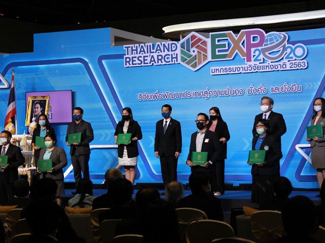 ศาสตราจารย์สิริฤกษ์ ทรงศิวิไล มอบรางวัล ให้กับ ผู้อำนวยการกองบริหารงานวิจัย มหาวิทยาลัยพะเยา