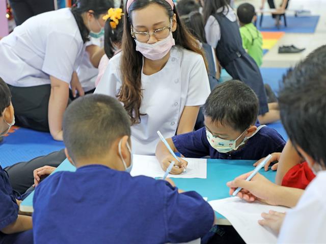 คลินิกทันตกรรมสำหรับเด็ก โรงพยาบาลทันตกรรม คณะทันตแพทยศาสตร์ มหาวิทยาลัยพะเยา ให้บริการตรวจสุขภาพช่องปากแก่นักเรียนโรงเรียนสาธิตมหาวิทยาลัยพะเยา