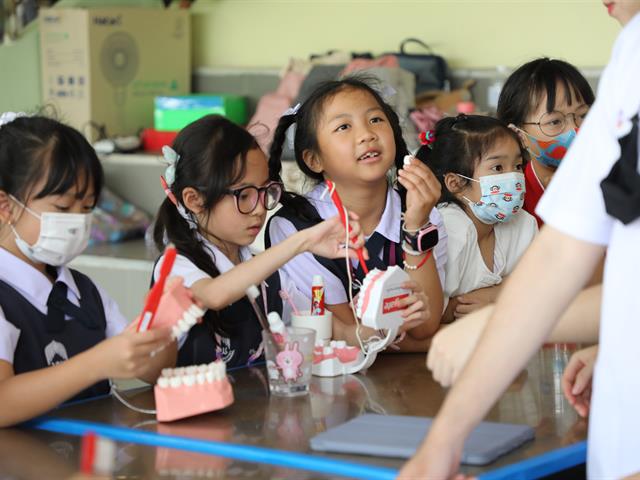 คลินิกทันตกรรมสำหรับเด็ก โรงพยาบาลทันตกรรม คณะทันตแพทยศาสตร์ มหาวิทยาลัยพะเยา ให้บริการตรวจสุขภาพช่องปากแก่นักเรียนโรงเรียนสาธิตมหาวิทยาลัยพะเยา