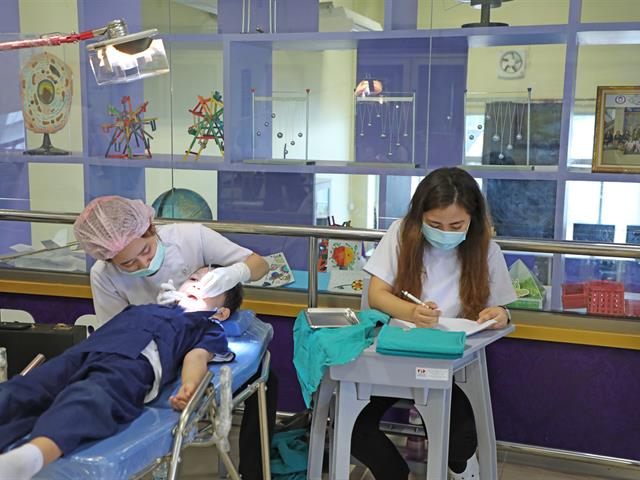 คลินิกทันตกรรมสำหรับเด็ก โรงพยาบาลทันตกรรม คณะทันตแพทยศาสตร์ มหาวิทยาลัยพะเยา ให้บริการตรวจสุขภาพช่องปากแก่นักเรียนโรงเรียนสาธิตมหาวิทยาลัยพะเยา