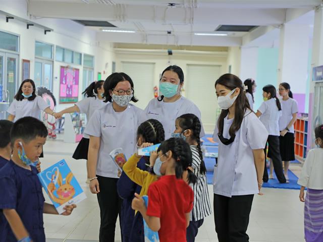 คลินิกทันตกรรมสำหรับเด็ก โรงพยาบาลทันตกรรม คณะทันตแพทยศาสตร์ มหาวิทยาลัยพะเยา ให้บริการตรวจสุขภาพช่องปากแก่นักเรียนโรงเรียนสาธิตมหาวิทยาลัยพะเยา