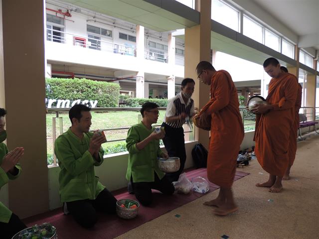 กิจกรรมทำบุญตักบาตรข้าวสารอาหารแห้ง รับฟังธรรม 