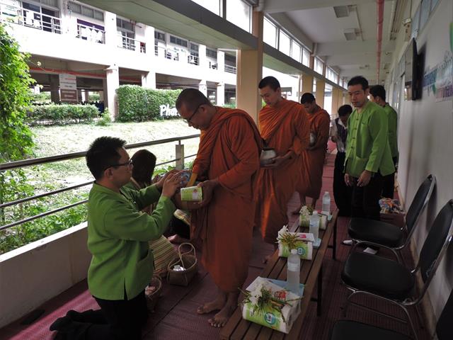 กิจกรรมทำบุญตักบาตรข้าวสารอาหารแห้ง รับฟังธรรม 