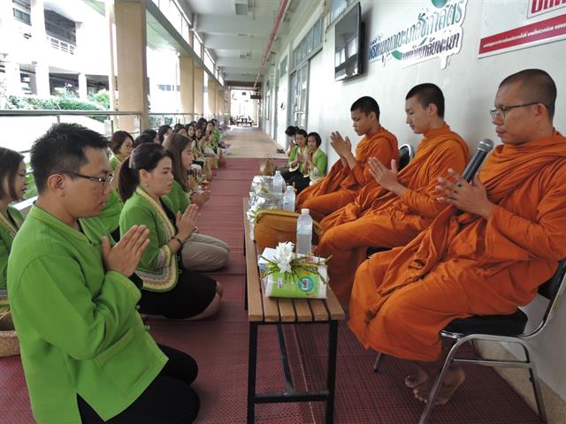 กิจกรรมทำบุญตักบาตรข้าวสารอาหารแห้ง รับฟังธรรม 