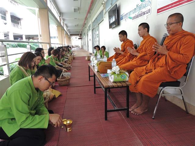 กิจกรรมทำบุญตักบาตรข้าวสารอาหารแห้ง รับฟังธรรม 