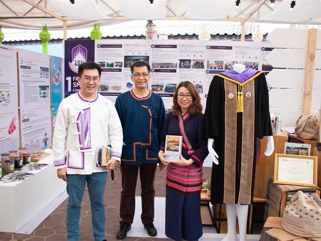 คณะผู้บริหารคณะศิลปศาสตร์ เข้าร่วมนิทรรศการสรุปภาพรวมผลการดำเนินงาน การพัฒนาเศรษฐกิจผ่านทุนทางวัฒนธรรมกรณีศึกษา กาดไทลื้อ