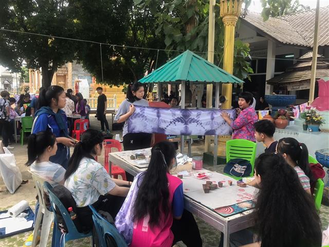 รองคณบดีฝ่ายวิจัย คณะศิลปศาสตร์ จัดอบรมหลักสูตร ท้องถิ่นกับเทคโนโลยี หัวข้อ “การย้อมผ้าสไตล์อินเดียและการเย็บผ้าด้นมือ”