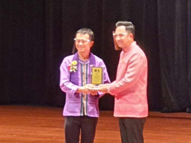 มหาวิทยาลัยพะเยา รับมอบโล่เชิดชูเกียรติ 100 สุดยอด ชุมชนคุณธรรมน้อมนำหลักปรัชญาของเศรษฐกิจพอเพียง ขับเคลื่อนด้วยพลังบวรต้นแบบ ร่วมกับ 150 หน่วยงานที่สนับสนุนการขับเคลื่อน “บวร” ในการพัฒนาชุมชนด้วยมิติทางวัฒนธรรม ณ ศูนย์วัฒนธรรมแห่งประเทศไทย กรุงเทพมหานคร