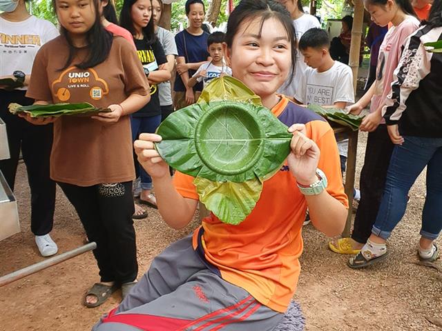 คณะศิลปศาสตร์ จัดอบรมหลักสูตรท้องถิ่นกับเทคโนโลยี หัวข้อ “การทำจานใบไม้และขนมแตงไทย”